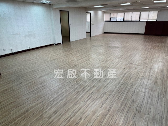 租辦公室松山區純辦大樓屋況優2隔間3面採光-宏啟不動產商用租賃 物件大圖