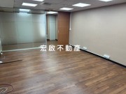 租辦公室松山區玻璃帷幕純辦大樓門面優採光佳1隔間-宏啟不動產商用租賃租辦公室松山區玻璃帷幕純辦大樓門面優採光佳1隔間照片3 物件照片3