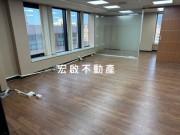 照片房屋1-宏啟不動產商用租賃 租辦公室松山區玻璃帷幕純辦大樓門面優採光佳1隔間 主打物件照片